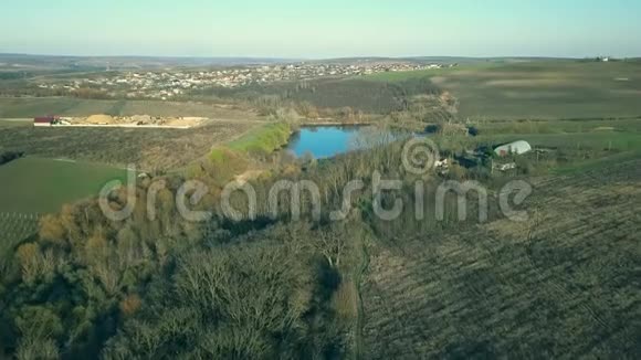 来自无人机的湖和田野低空中飞行飞越湖泊和野外钻探空中视频的预览图
