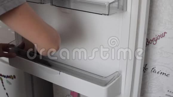 女人在家里的冰箱里洗衣服视频的预览图