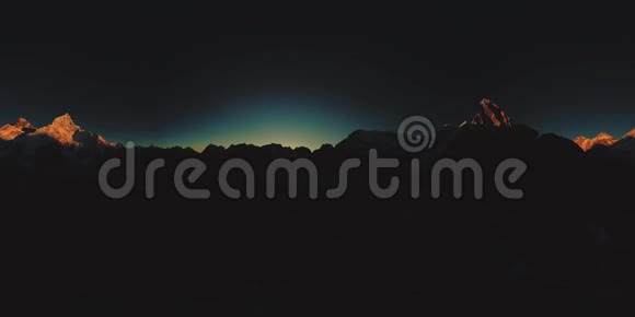 珠穆朗玛峰4K360VR黄金日出时间流逝山顶上的阳光视频的预览图