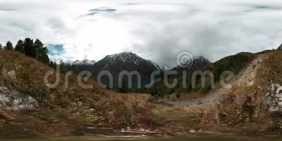 山湖360vr在冬季的时间流逝野生自然和山谷松树和速生的绿色森林视频的预览图