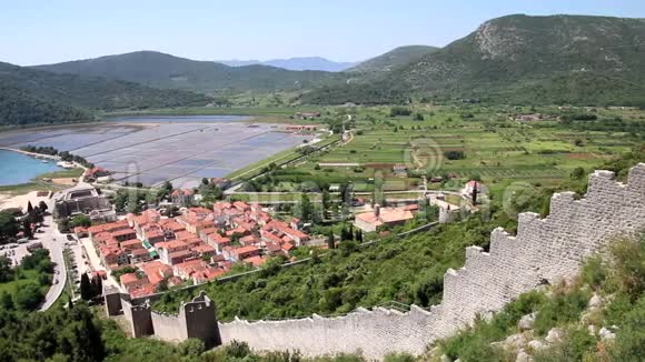 斯顿镇及其防御墙的景观佩列萨克半岛克罗地亚视频的预览图
