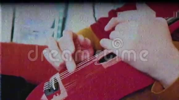 穿着红色裙子的女性手弹着红色的小曼陀罗吉他视频的预览图