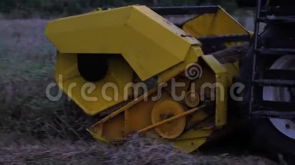晚上在田里收割小麦的联合机器的录像视频的预览图