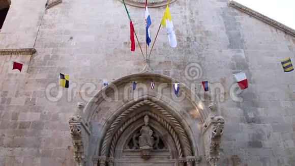 克罗地亚科尔库拉老城圣马克大教堂门口视频的预览图