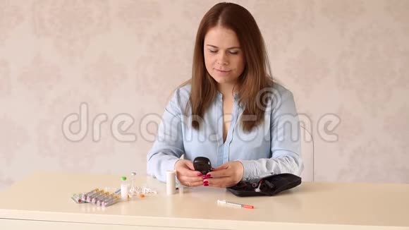 年轻的大个子女人在家里用血糖仪检查血糖水平视频的预览图