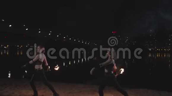 有魅力的女消防队员在晚上用石头跳舞视频的预览图