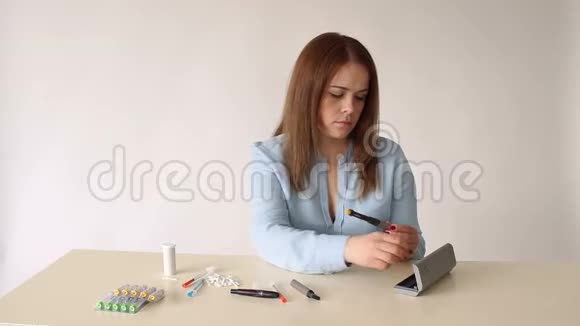 女孩在使用前更换胰岛素注射器笔中的胰岛素墨盒视频的预览图