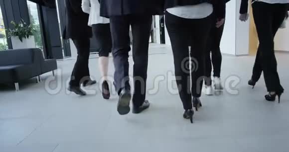 商业团队在现代走廊散步视频的预览图