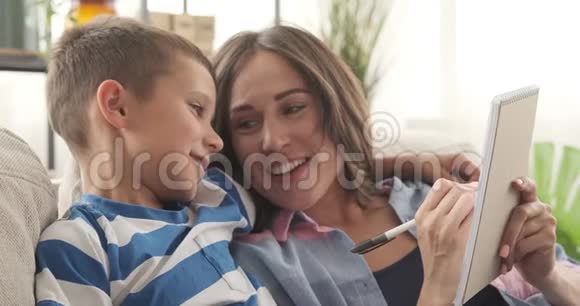 快乐的母亲和儿子准备购物清单视频的预览图