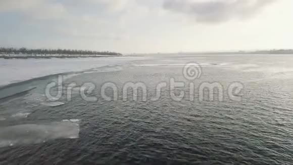 从一架无人机飞过冬季河流拍摄视频视频的预览图