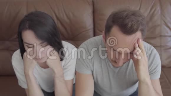 伤心沮丧的男人和女人的肖像可能在争吵之后夫妻关系中的问题视频的预览图