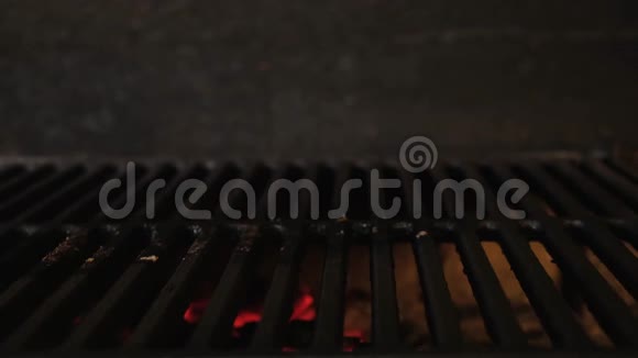 厨师把两个大的生汁牛排放在烤架上的金属钳子上肉被烤得很紧多利滑动视频视频的预览图