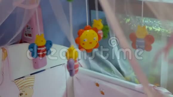 带玩具的婴儿床视频的预览图