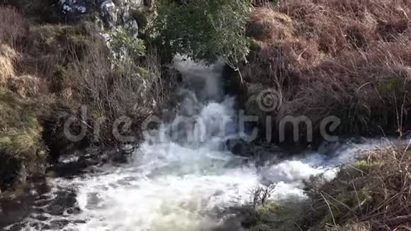 邓利威或邓利威在爱尔兰多戈尔县的Glenthornan瀑布视频的预览图