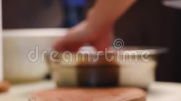 女厨师用菜刀将肌腱与猪肉分开视频的预览图