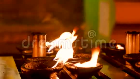 火焰传统蜡烛代替礼拜在灵性佛寺祈祷蜡烛火焰蜡烛燃烧温暖视频的预览图