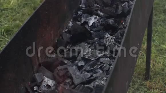 把木炭烧成烤架铸铁烤架黑炭和火视频的预览图