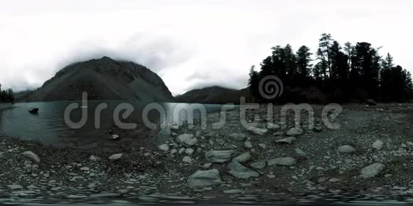 山湖360vr在冬季的时间流逝野生自然和山谷松树和速生的绿色森林视频的预览图
