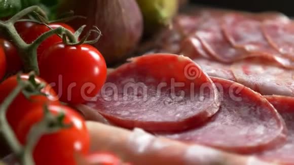 意大利腊肠番茄和无花果切片视频的预览图