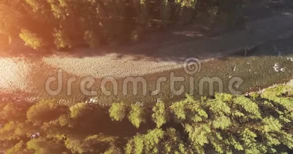 在阳光明媚的夏季早晨中气飞越清新干净的山河垂直移动视频的预览图