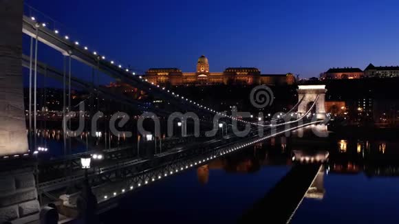 布达佩斯暮色中的彩链桥和布达城堡视频的预览图
