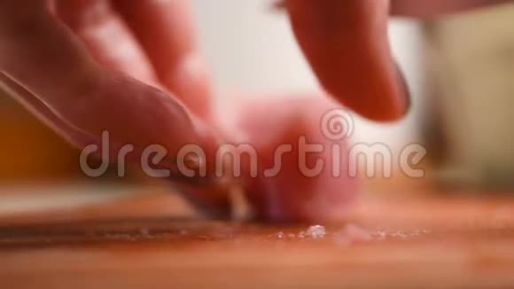 女厨师用菜刀将肌腱与猪肉分开视频的预览图