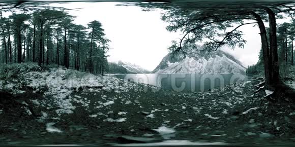 山湖360vr在冬季时间野生自然和山谷青翠的松树和天空中的快云视频的预览图