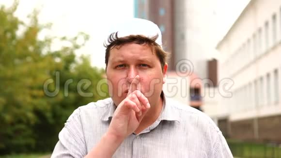 穆斯林男子在要求保持沉默时用一种诱人的姿势把手指举到嘴唇上视频的预览图