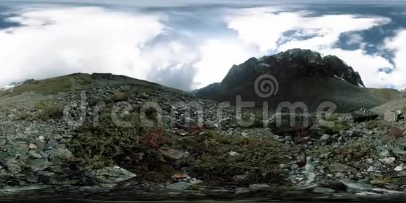360秋天山谷时间流逝的VR狂野无尽的大自然和雪暴云阳光照在绿色视频的预览图