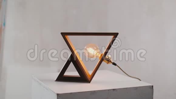 木灯三角形形状桌子上有一盏正方体木灯手工灯视频的预览图