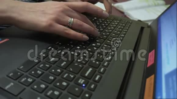 女人手按键盘上的键视频的预览图
