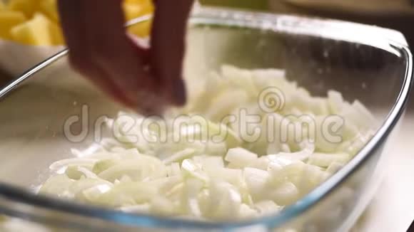 一位厨师手缓慢地把草药撒在餐厅厨房里的一盘鱼米饭和沙拉上视频的预览图