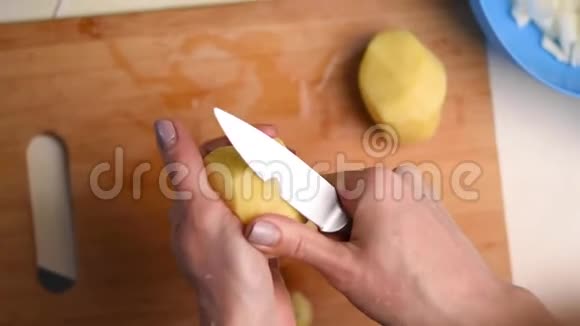 女人用刀子剥土豆视频的预览图