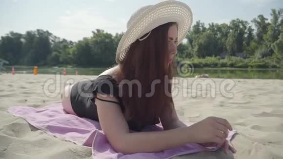 夏白帽少女躺在沙滩上的画像夏日休闲理念周末时间美丽美丽视频的预览图