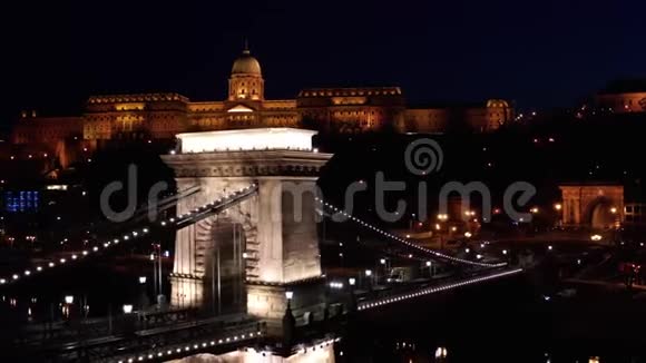 布达佩斯黄昏时分公共交通巴士穿过照明的链桥视频的预览图