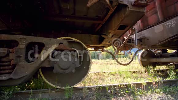 废弃铁路上旧生锈货车的4K多利视频铁路运输和货物概念视频的预览图