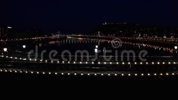 在布达佩斯有照明的链桥上行走的游客匈牙利视频的预览图