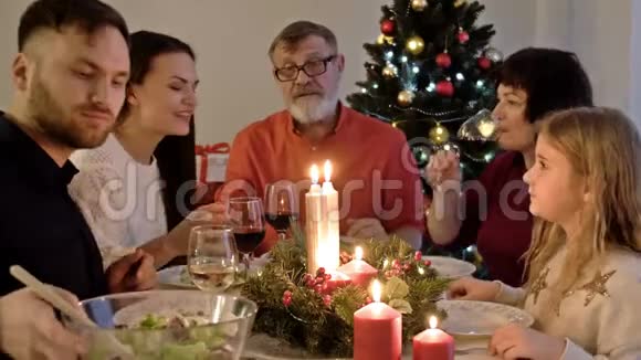 圣诞快乐圣诞快乐圣诞快乐幸福的一家人正在家里吃晚饭人的概念视频的预览图