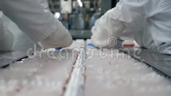 工厂工人把产品放进塑料容器里视频的预览图