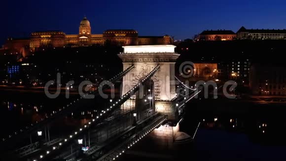 布达佩斯暮色中的彩链桥和布达城堡视频的预览图