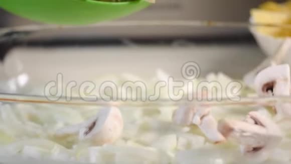 女性手把切好的香瓜用刀子从切割板上扔到碗里视频的预览图