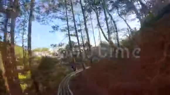 达拉特越南独特的滑轨系统移动游客在蜿蜒的路线通过公园在达坦拉瀑布越南4k视频的预览图