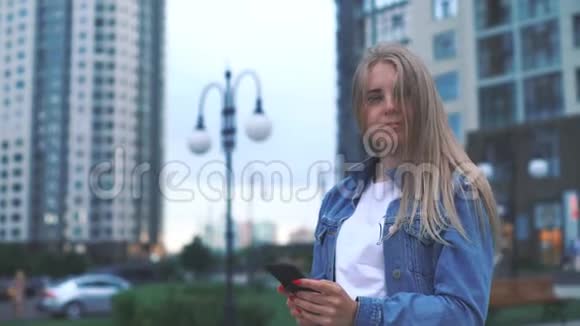 乌克兰基辅2019年6月5日女孩问题社会广告风摇头发与年轻迷人的女孩视频的预览图