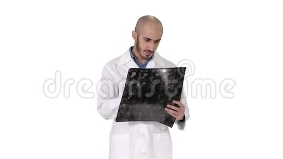 医生在白色背景下行走时检查肩部x光扫描视频的预览图