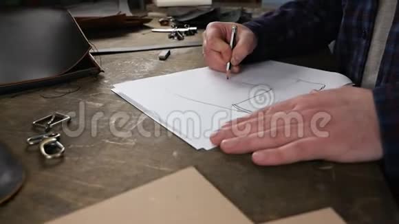 皮革车间新产品皮革制造商的皮革草图工匠工作素描设计师视频的预览图