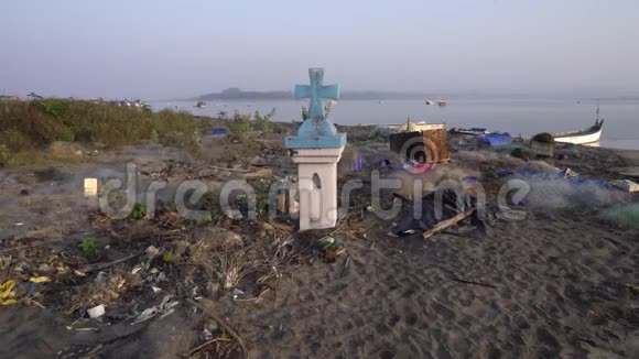 海滨的天主教十字架视频的预览图