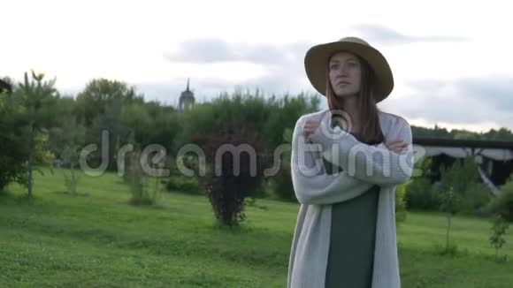 夏天戴帽子的时髦女农夫散步视频的预览图