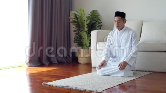 年轻的穆斯林祈祷和践行伊斯兰信仰视频的预览图
