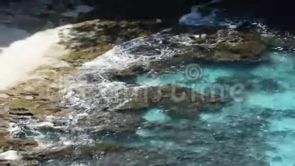 努沙佩尼达岛是巴厘岛的旅游景点之一这里是水晶海滩Kelingking海滩角度比拉邦破碎海滩Cliffta视频的预览图