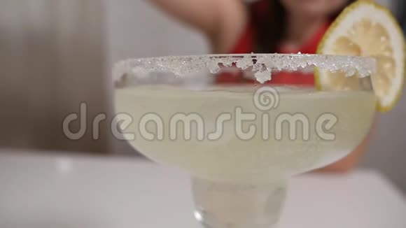 经典玛格丽塔鸡尾酒玛格丽塔制剂的概念视频的预览图